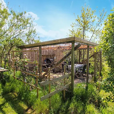 Дом отдыха 2 Bedroom Beautiful In